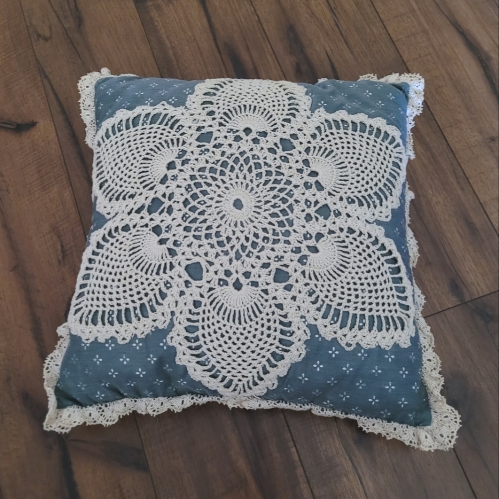 Vintage‎ - Poplin & Pineapple Crochet Pillow